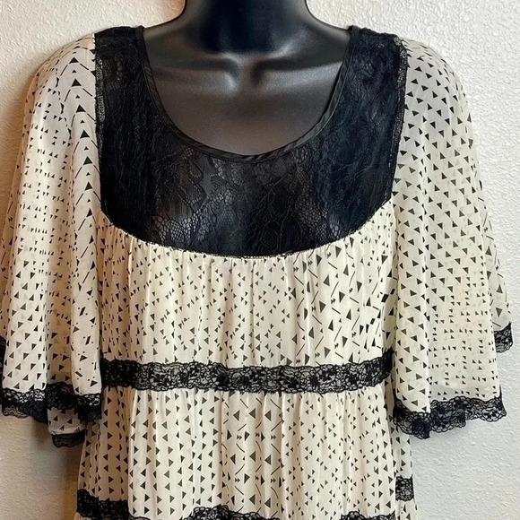 MISS Me Couture flowy dress with flutter sleeves and lace details - Picture 2 of 12